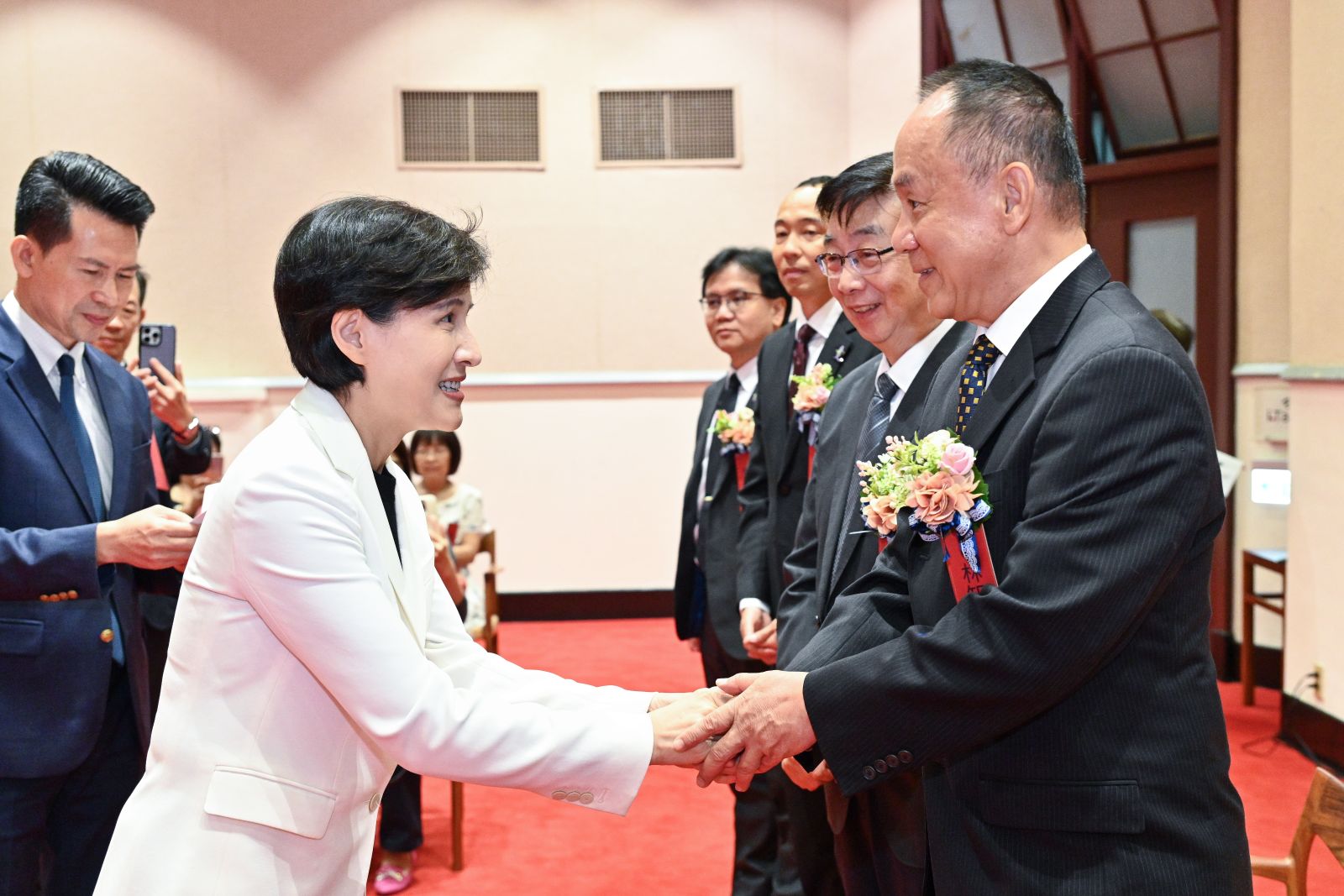 行政院鄭副院長與林醫師握手寒喧