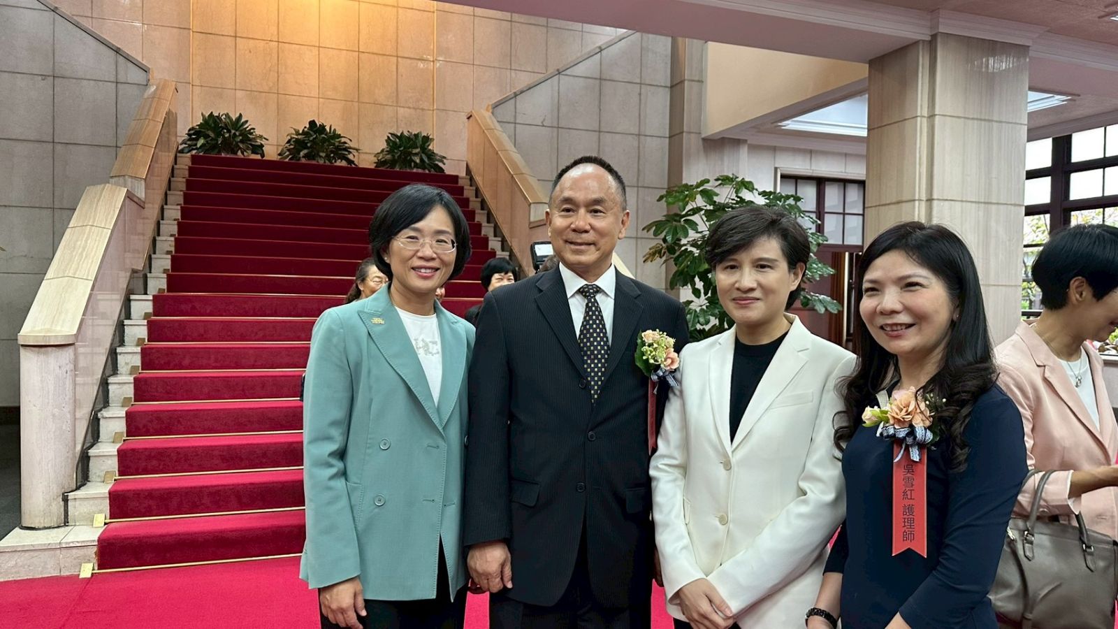行政院鄭副院長與林醫師暨得獎人合影