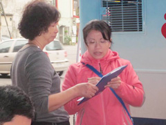社區護理師與義檢民眾解釋檢驗結果
