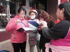 社區護理師與義檢民眾解釋檢驗結果